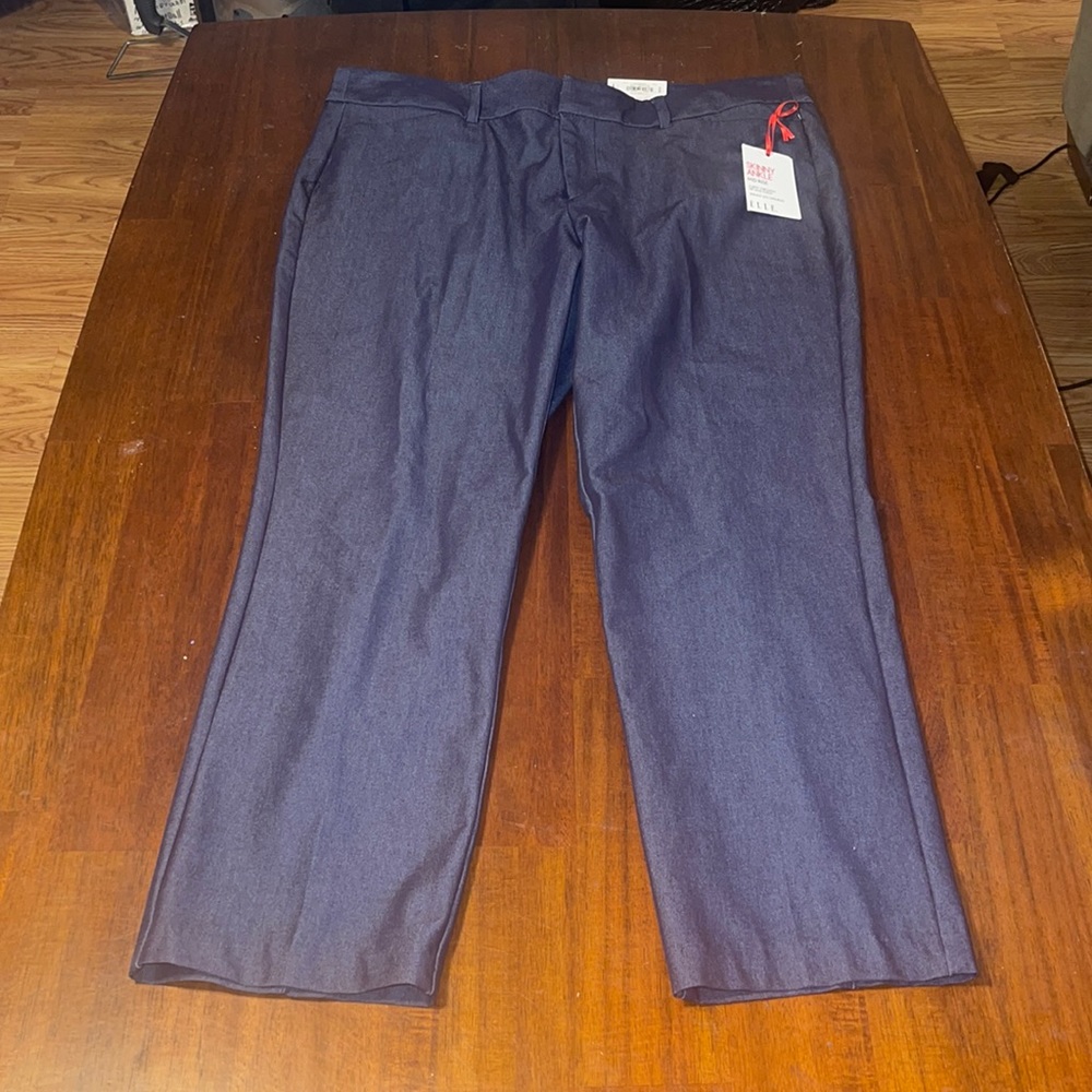 Elle ladies Skinny Ankle Mid Rise pants. Size 14. NWT.